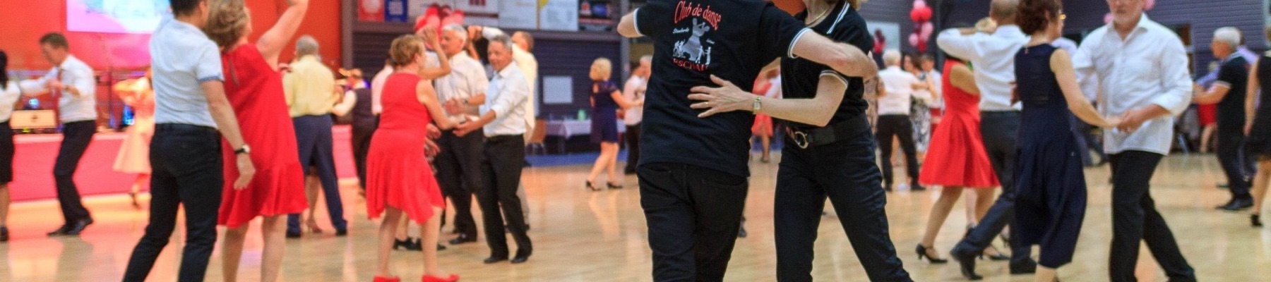 Des couples sur la piste lors d’un bal de danse de salon