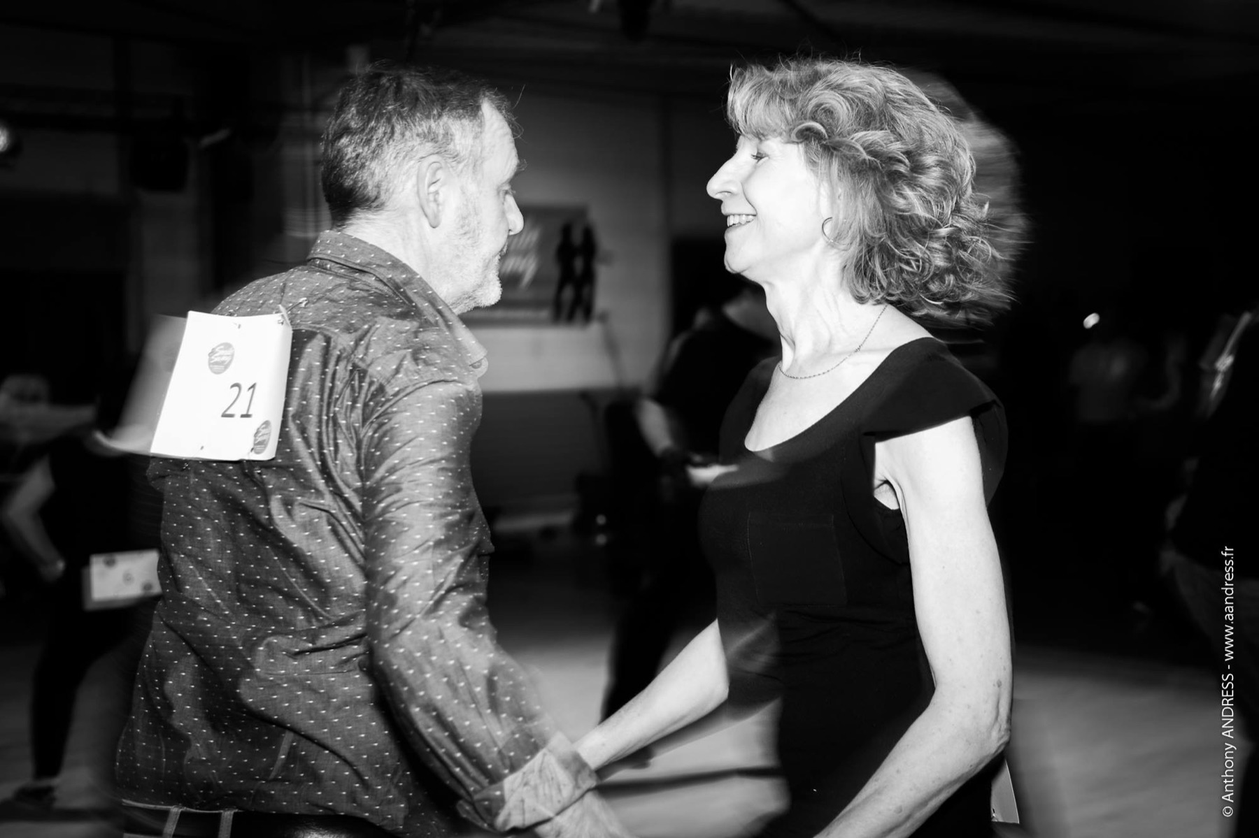 Un couple de danseurs en compétition de danse de salon