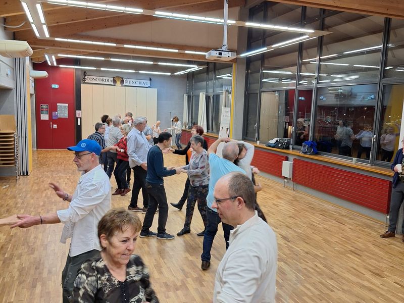Des couples en cours collectif de danse dans la salle Concordia à Eschau
