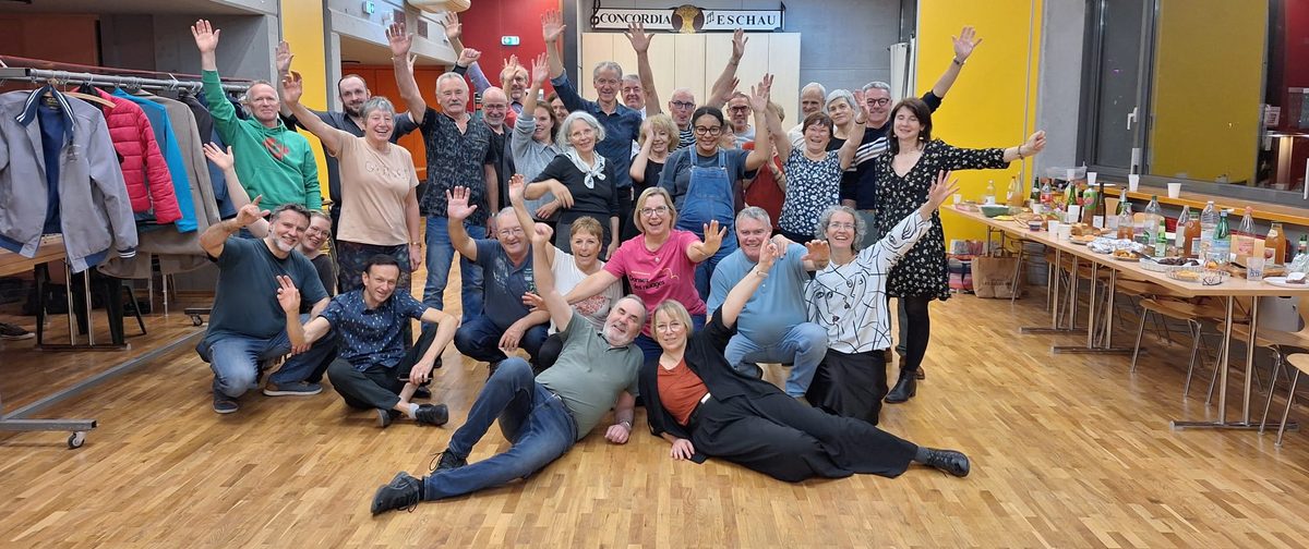 Les élèves du cours de danse réunis pour une photo de groupe dans la salle Concordia à Eschau